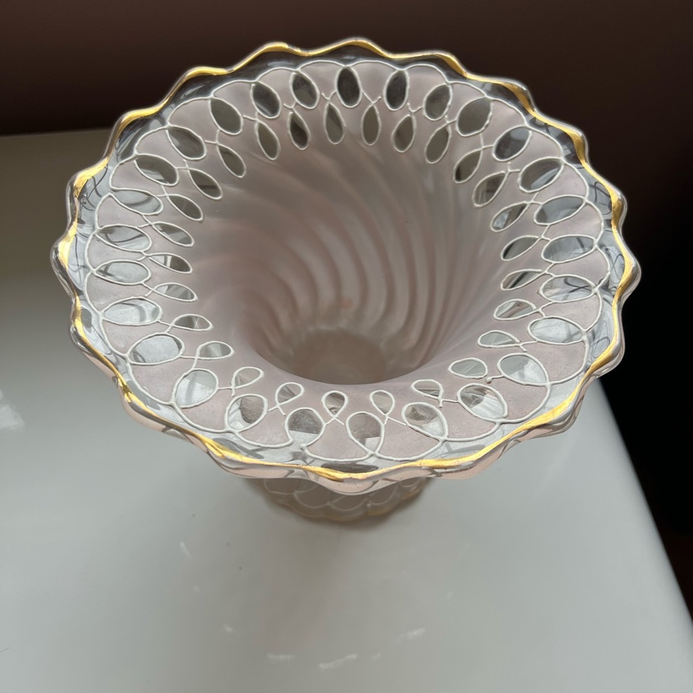 Vintage Fostoria‎ “Colony” Swirl Footed Urn. Painted by Charleton. - Picture 2 of 9